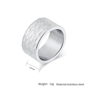 Detailansicht der 12mm Breite und der gebürsteten Innenstruktur des Edelstahlrings
