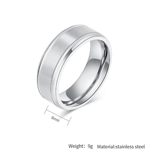 Détail d'une bague de 8 mm en acier inoxydable brossé mat avec surface intérieure plate
