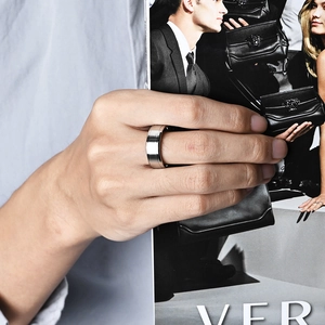 Bague minimaliste pour homme en acier titane brossé mat sur un anneau argenté