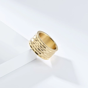 Detailansicht der goldener Wabenstruktur des Rings mit geometrischen Lichteffekten