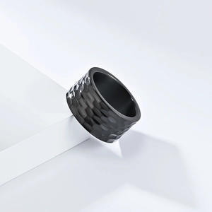 Detail der schwarzen Hammerschlag-Textur und des Wabendesigns dieses breiten Ringes