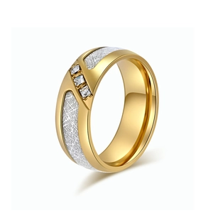 Bague luxe homme en titane doré avec texture météorite et zircons carrés