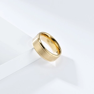 Bague minimaliste en titane doré avec centre mat brossé et bords polis sur blocs blancs