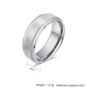 Makroansicht eines 8mm mattierten Wolframstahlrings mit polierten Kanten und 13,5g Gewicht