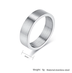 Détail d'une bague en acier inoxydable brossé de 6mm montrant la largeur et le poids