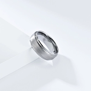 Makro-Detail des matt gebürsteten Wolframstahl-Rings für Herren mit polierter Kante