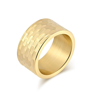 Breiter goldener Edelstahlring mit klassischer Hammerschlagstruktur und poliertem Finish