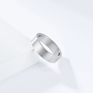Détail macro d'une bague en argent brossé mat de 6 mm au design plat minimaliste
