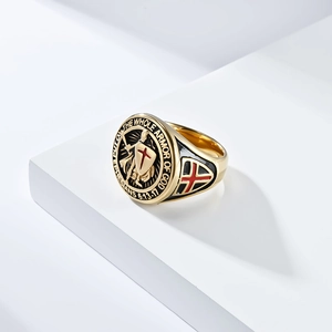 Anillo de caballero templario en acero dorado con cruz roja y armadura de dios vintage