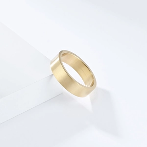 Bague minimaliste 6mm en or mat avec finition brossée au style industriel et moderne