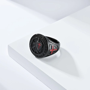 Anillo de escudo de caballero templario en acero de titanio negro con versículos