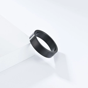 Bague neutre en acier noir mat brossé 6mm anneau minimaliste sur fond blanc