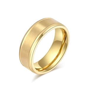 Bague dorée mate minimaliste avec bords polis et design unisexe robuste