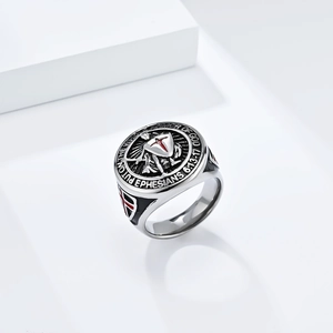 Primer plano de anillo de escudo retro con cruz roja y versículo bíblico grabado