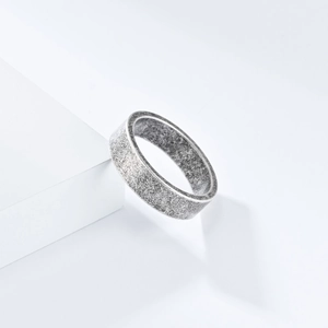 Détail d'une bague en acier titane brossé de 6mm avec une finition argentée vintage