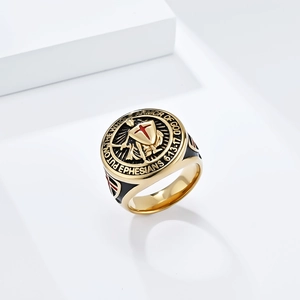 Detalle macro de anillo de escudo dorado con cruz roja y grabado Armor of God fino