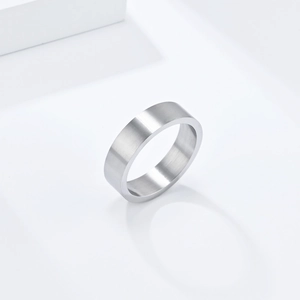 Détail macro de la bague 6mm en argent brossé mat au design minimaliste et neutre