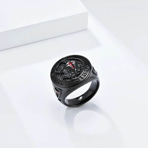 Detalle del escudo cruz roja en anillo de sello negro con versículos grabados Efesios 6:13-17