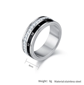 Détail de la bague en acier inoxydable 8mm avec chiffres romains et pierres de zircone