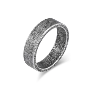 Bague minimaliste de 6mm en acier titane avec texture mate et finition gris foncé vieilli