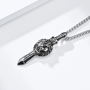 Detailaufnahme des Retro-Löwenkopf-Schwertanhängers mit oxidiertem Silberfinish