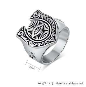 Macro detail of retro horseshoe ring showing 25mm width and 21g weight on white background