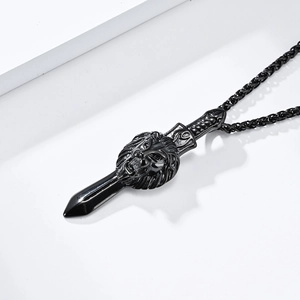 Nahaufnahme von vintage schwarzem Edelstahl Löwenkopf- und Schwertanhänger an Kette