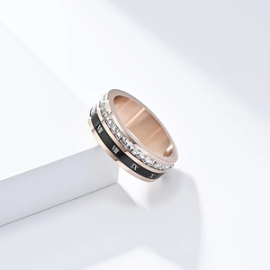 Vue macro d'une bague en or rose avec chiffres romains, émail noir et oxydes de zirconium