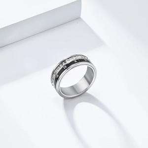Vue détaillée des chiffres romains et cristaux scintillants sur la bague en acier