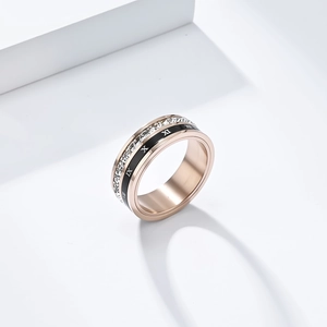 Bague rotative en titane or rose avec chiffres romains noirs et pierres de zircone cubiques