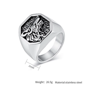 Détail d'une bague chevalière en acier inoxydable de 22mm avec relief de tête de loup
