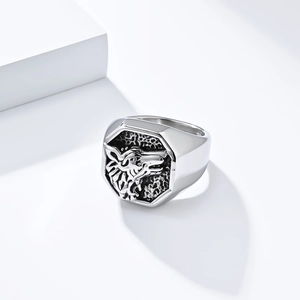 Vue macro du relief de tête de loup sur une bague octogonale en acier inoxydable