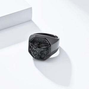 Bague chevalière homme en acier inoxydable noir mat avec tête de loup et face hexagonale