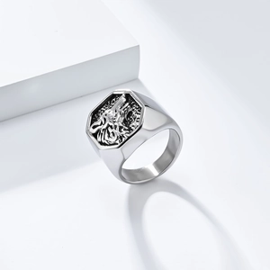 Vue détaillée d'une gravure de tête de loup sur une bague chevalière hexagonale en acier