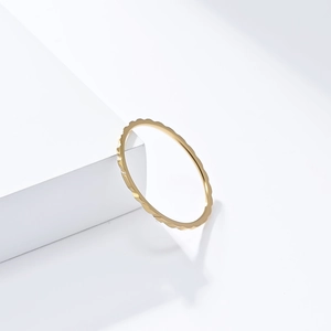 Dettaglio anello sottile 1mm in acciaio al titanio dorato impilabile con onde