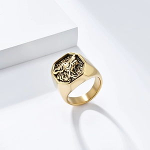 Gros plan de la tête de loup dorée vintage en relief sur une bague hexagonale en acier
