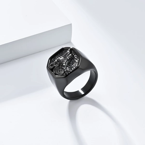 Détail d'une bague en acier noir avec plateau hexagonal et relief de tête de loup mâle