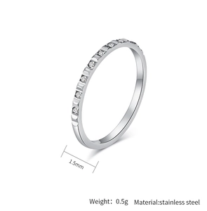 Detalle de anillo de 1,5mm de acero inoxidable con cristales pavé minimalistas