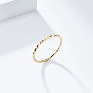 Anello a onda impilabile in oro 1mm minimalista con elegante trama a corda da donna
