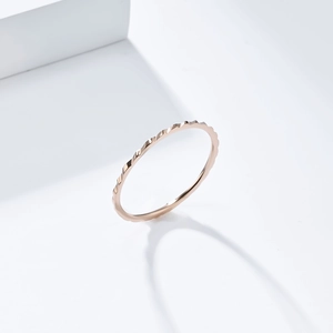 Anello minimalista da 1mm in acciaio al titanio oro rosa con trama ondulata a onde