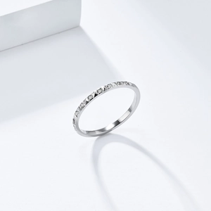 Detalle de un anillo de plata con pavé de circonitas sobre un fondo blanco elegante