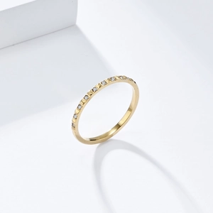 Elegante anillo apilable minimalista dorado con cristales y sombra geométrica moderna