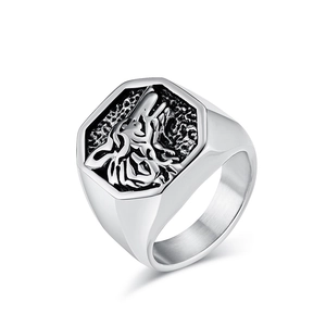 Bague en acier inoxydable poli avec relief de tête de loup détaillé sur une face octogonale