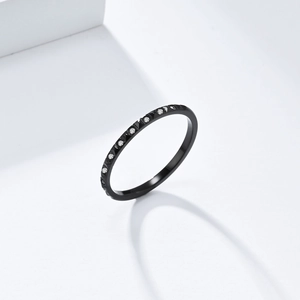 Anillo negro minimalista con bordes geométricos y piedras de circonio blanco