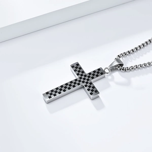 Detail der schwarz-weiß karierten Kreuzkette aus Edelstahl an einer Box-Kette