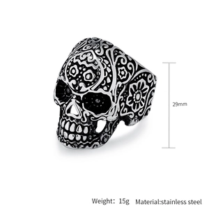 Detail eines Vintage Totenkopf-Rings mit Maßen 29mm Höhe und 15g Gewicht aus Edelstahl