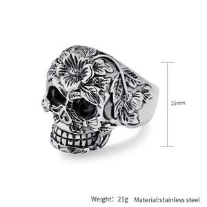 Detailansicht der 25mm Höhe und der floralen Schnitzerei auf dem Totenkopfring