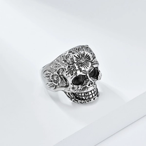 Gothic Totenkopf-Ring aus oxidiertem Silber mit detaillierten floralen Gravuren für Herren