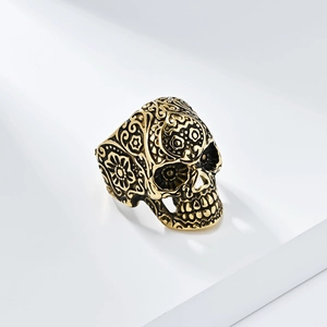 Vintage goldener Totenkopfring mit filigranen Blumenmustern und poliertem Gothic-Finish