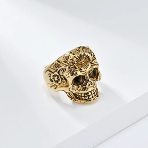 Vintage goldener Totenkopfring mit Blumengravur auf weißem geometrischem Ständer